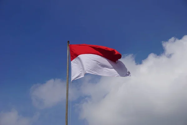 Röd Och Vit Flagga Med Himmel Bakgrund — Stockfoto