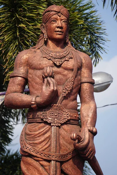 Monumento Panji Asmoro Bangun Kediri Estátua Segurando Flor Lótus Keris — Fotografia de Stock