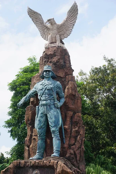 Kediri Syu Peta Kediri纪念碑 手持剑和角的雕像 爪哇武器 — 图库照片