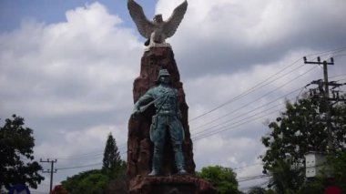  Kediri 'deki Kediri-Syu (PETA) anıtı. Kılıç ve keris taşıyan heykel.)