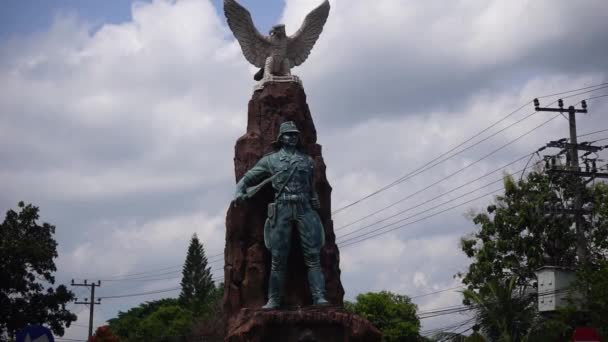 Monumento Kediri Syu Peta Kediri Estatua Con Espada Keris Arma — Vídeo de stock