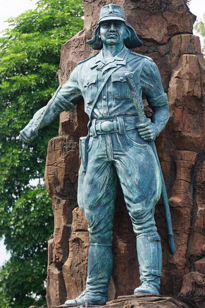  Kediri 'deki Kediri-Syu (PETA) anıtı. Kılıç ve keris taşıyan heykel.)