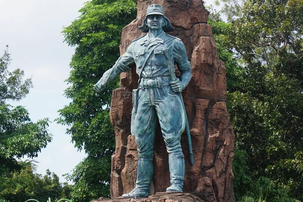 Kediri Syu Peta Kediri纪念碑 手持剑和角的雕像 爪哇武器 — 图库照片