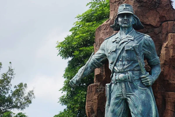  Kediri 'deki Kediri-Syu (PETA) anıtı. Kılıç ve keris taşıyan heykel.)