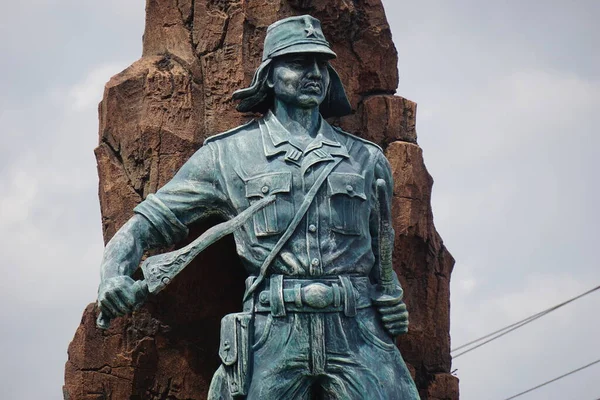  Kediri 'deki Kediri-Syu (PETA) anıtı. Kılıç ve keris taşıyan heykel.)