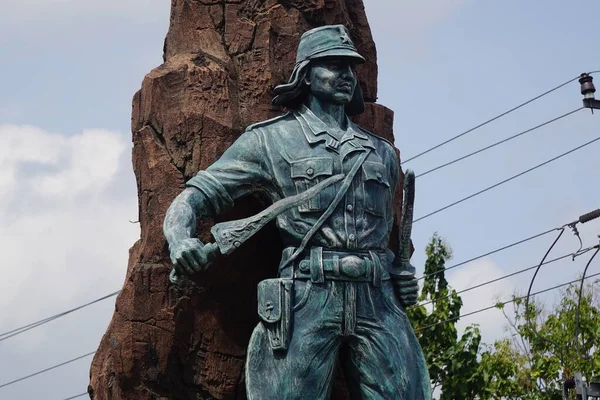  Kediri 'deki Kediri-Syu (PETA) anıtı. Kılıç ve keris taşıyan heykel.)