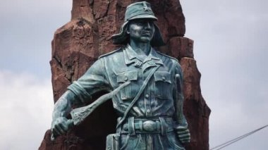  Kediri 'deki Kediri-Syu (PETA) anıtı. Kılıç ve keris taşıyan heykel.)