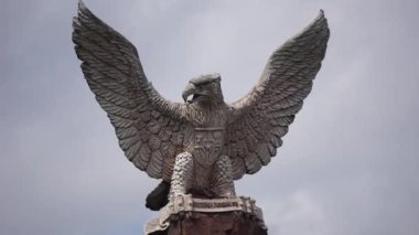  Kediri 'deki Kediri-Syu (PETA) anıtı. Kılıç ve keris taşıyan heykel.)