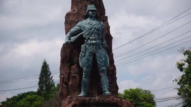 Μνημείο Κεδίρη Σίου Πετα Στην Κεδίρη Άγαλμα Κρατώντας Σπαθί Και — Αρχείο Βίντεο