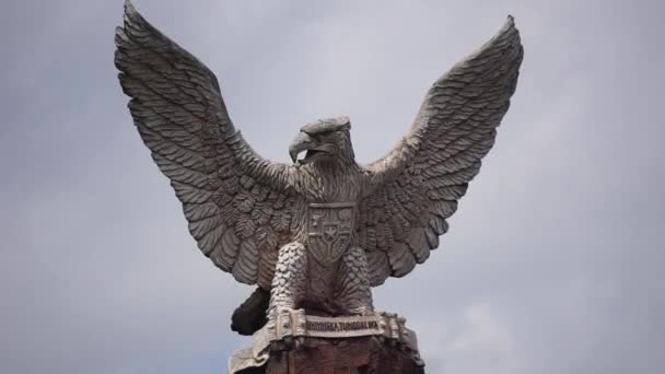 Monumento Kediri Syu Peta Kediri Estatua Con Espada Keris Arma — Vídeo de stock