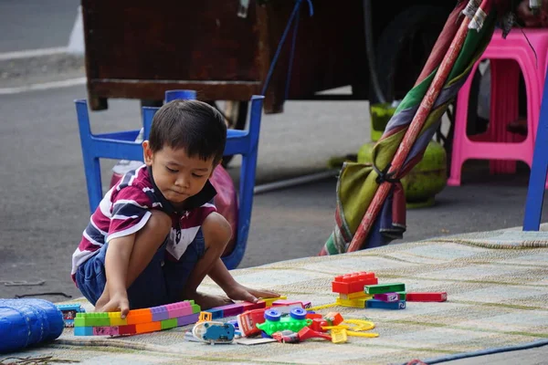 Kinderen Die Alleen Spelen Zijweg — Stockfoto