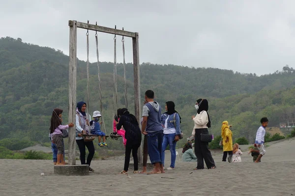 Ludzie Spędzają Wakacje Gumuk Pasir Yogyakarta Gumuk Pasir Oznacza Wydmy — Zdjęcie stockowe