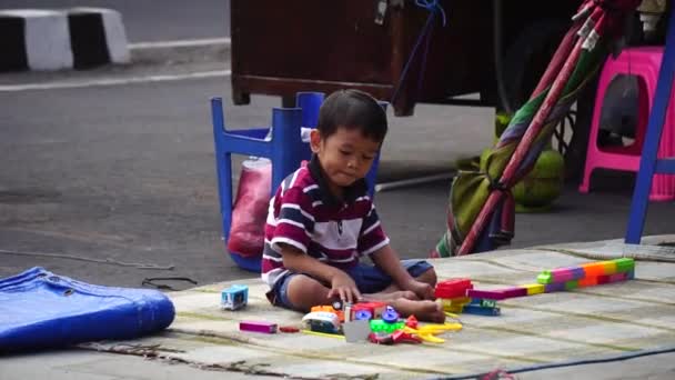 道端でひとりで遊んでいる子供たち — ストック動画
