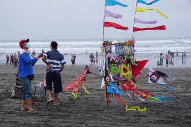 Parang tritis plajında renkli uçurtmalar, Yogyakarta, Endonezya