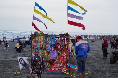 Parang tritis plajında renkli uçurtmalar, Yogyakarta, Endonezya