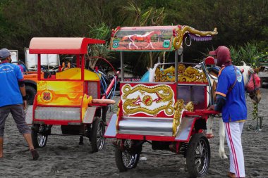 Parang Tritis plajı, Yogyakarta 'da bir at tarafından çekilmiş yolcu bekliyor. Endonezyalılar buna Dokar, Delman veya andong der.