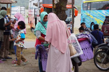 Plajdaki Endonezyalı sokak yemekleri satıcısı. Endonezya yemeklerinin tadı gerçekten lezzetli.