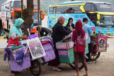 Plajdaki Endonezyalı sokak yemekleri satıcısı. Endonezya yemeklerinin tadı gerçekten lezzetli.