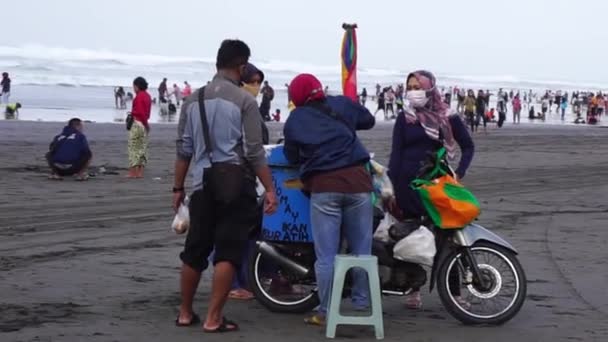 Indonezyjski Uliczny Sprzedawca Żywności Plaży Smak Indonezyjskiego Jedzenia Jest Naprawdę — Wideo stockowe