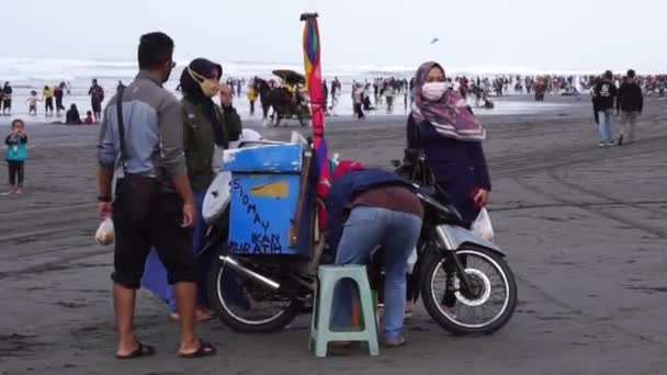 Indonezyjski Uliczny Sprzedawca Żywności Plaży Smak Indonezyjskiego Jedzenia Jest Naprawdę — Wideo stockowe