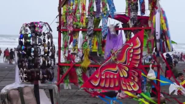 位于印度尼西亚日惹Parang Tritis海滩的风筝销售商 — 图库视频影像