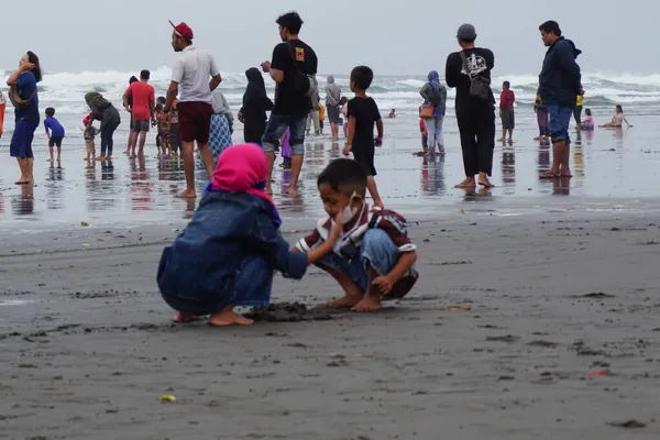 Ludzie Wakacjach Plaży Parang Tritis Yogyakarta Indonezja — Zdjęcie stockowe