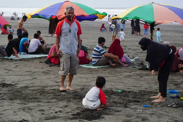 Vacances Avec Les Gens Sur Plage Parang Tritis Yogyakarta Indonésie — Photo