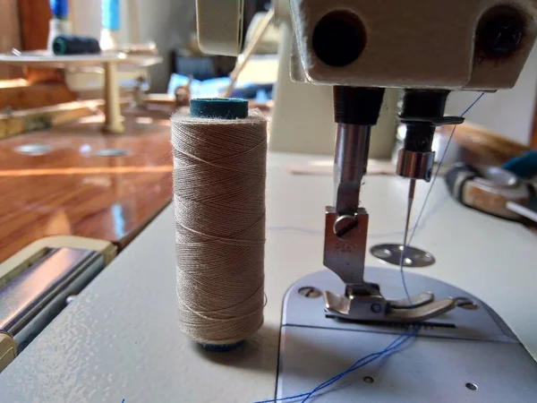 天然の背景を持つ縫製用糸 — ストック写真