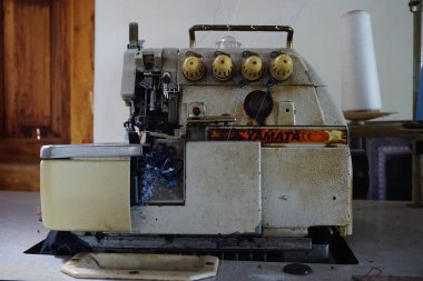 Doğal bir geçmişi olan eski bir dikiş makinesi.