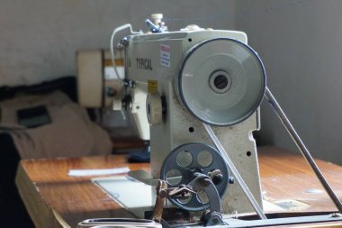 Doğal bir geçmişi olan eski bir dikiş makinesi.