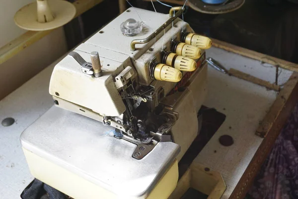 Doğal Bir Geçmişi Olan Eski Bir Dikiş Makinesi — Stok fotoğraf
