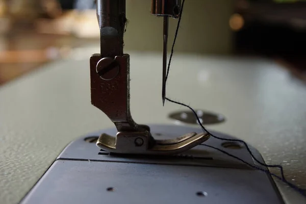 Una Vieja Máquina Coser Con Fondo Natural — Foto de Stock