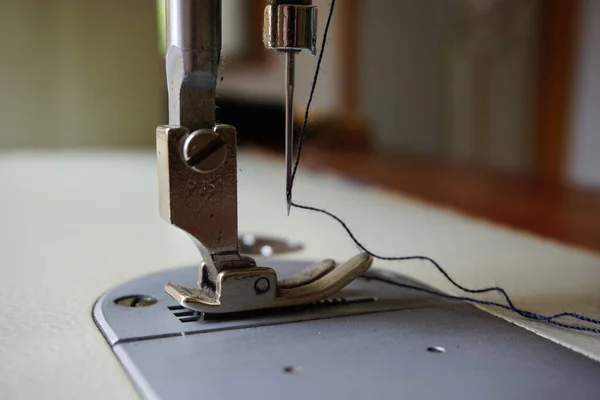 Una Vieja Máquina Coser Con Fondo Natural — Foto de Stock