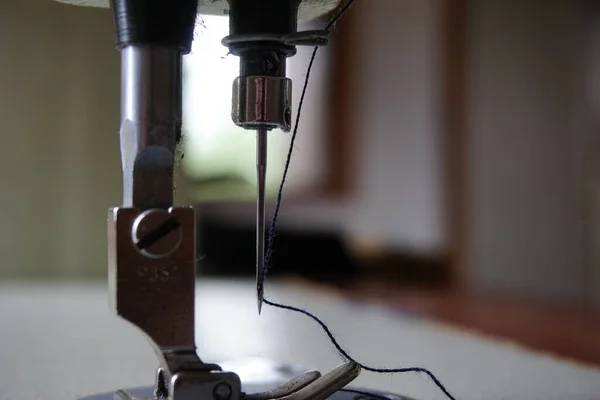 Una Vieja Máquina Coser Con Fondo Natural — Foto de Stock