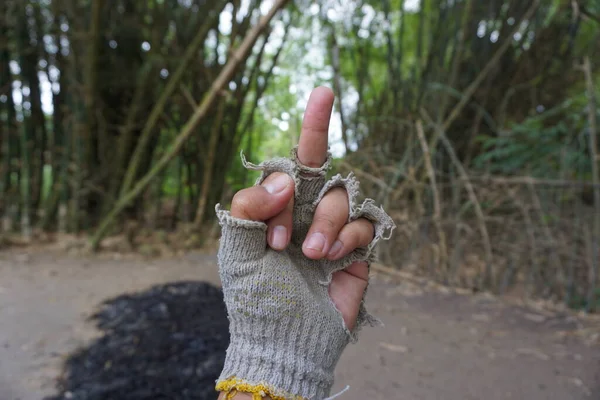 Mãos Com Furos Luvas Quebradas — Fotografia de Stock