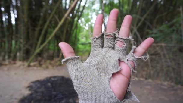 Hände Mit Löchern Und Kaputten Handschuhen — Stockvideo