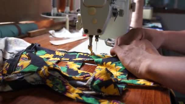 Mão Alguém Está Coser Uma Camisa — Vídeo de Stock