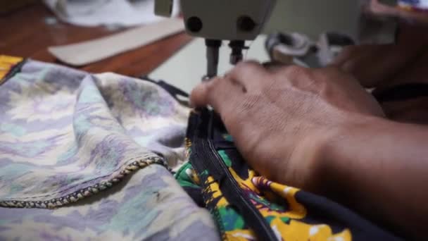 Mão Alguém Está Coser Uma Camisa — Vídeo de Stock