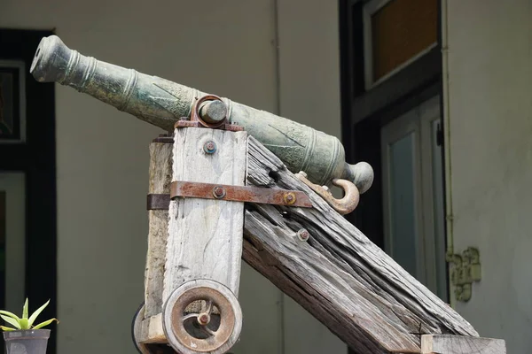 Древняя Пушка Естественным Фоном — стоковое фото