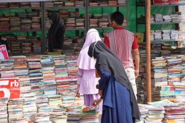 Blitar, East Java, Endonezya 'daki bir kitap fuarındaki atmosfer