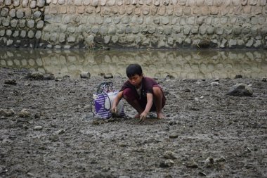İnsanlar Gropyok iwak 'ta balık tutuyor. Gropyok iwak, geleneksel araçlarla birlikte balık avlamak anlamına geliyor.