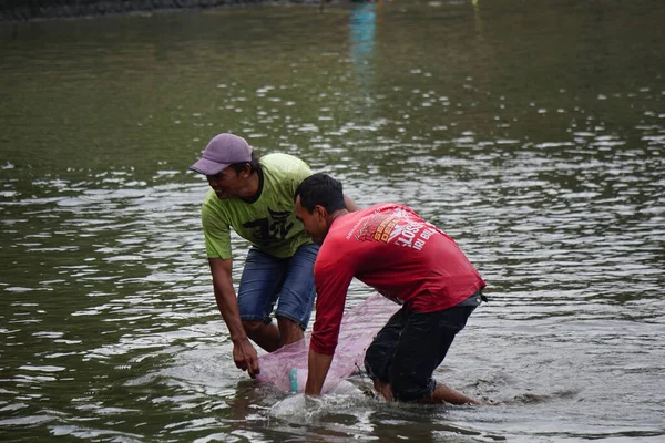 Pessoas Pescando Gropyok Iwak Gropyok Iwak Significa Festival Pesca Juntos — Fotografia de Stock