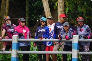 Bazıları Gropyok iwak izliyor. Gropyok iwak, geleneksel araçlarla birlikte balık avlamak anlamına geliyor.