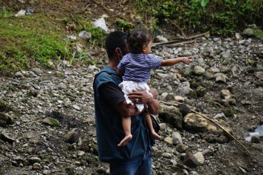 Bazıları Gropyok iwak izliyor. Gropyok iwak, geleneksel araçlarla birlikte balık avlamak anlamına geliyor.