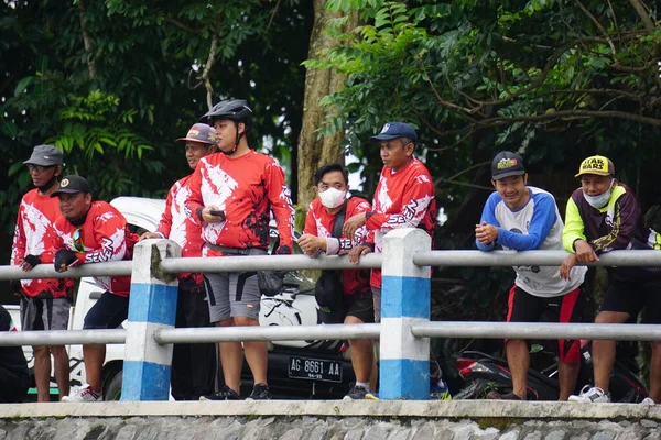 Bazıları Gropyok iwak izliyor. Gropyok iwak, geleneksel araçlarla birlikte balık avlamak anlamına geliyor.
