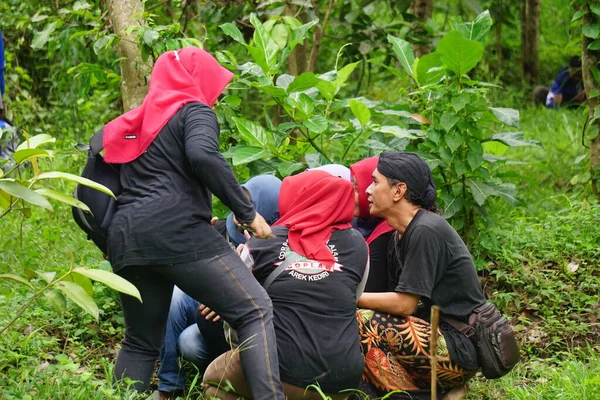 Sommige Mensen Herbebossing Samen Brengen Een Aantal Planten Opwarming Van — Stockfoto