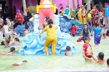 Bazıları Wates, Kediri 'deki Dunia Candy' de tatil yapar. Dunia Candy, Doğu Cava 'nın en ünlü turizm ürünlerinden biridir.