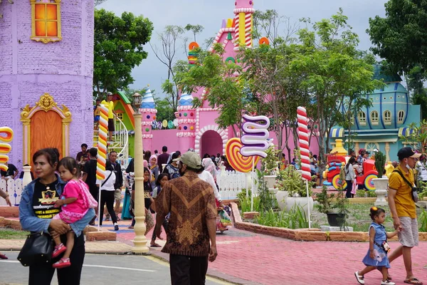 Algumas Pessoas Férias Dunia Candy Mundo Dos Doces Wates Kediri — Fotografia de Stock