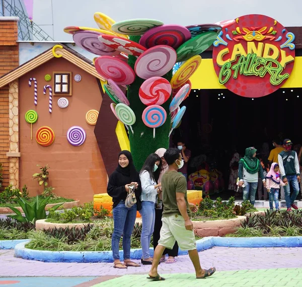 有些人在凯迪里的Wates的Dunia Candy 糖果世界 杜妮亚糖果是爪哇东部著名的旅游胜地之一 — 图库照片