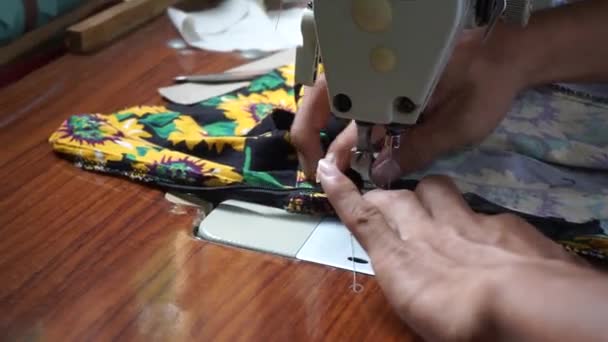 Mão Alguém Está Coser Uma Camisa — Vídeo de Stock